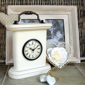 Mantel clock with handle