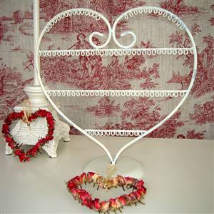 Wire heart jewellery stand