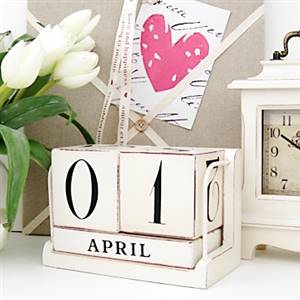 Off-white block calendar
